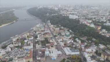 Bu stok görüntüler Ukrayna, Kyiv 'in 8K çözünürlükteki hava görüntüsünü gösteriyor.