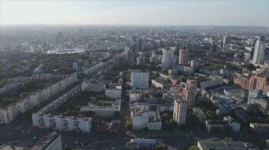 Bu stok görüntüler Ukrayna, Kyiv 'in 8K çözünürlükteki hava görüntüsünü gösteriyor.