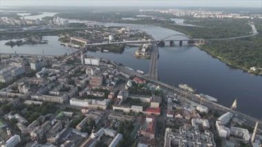 Bu stok görüntüler Ukrayna, Kyiv 'in 8K çözünürlükteki hava görüntüsünü gösteriyor.
