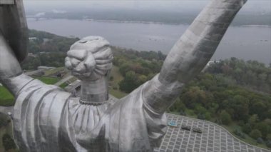 Bu video, Ukrayna 'nın başkenti Kyiv' in 8K çözünürlüğündeki Anavatan Anıtı 'nın hava manzarasını gösteriyor.