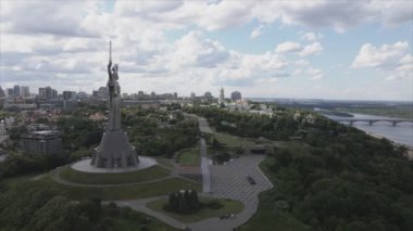 Bu video, Ukrayna 'nın başkenti Kyiv' in 8K çözünürlüğündeki Anavatan Anıtı 'nın hava manzarasını gösteriyor.