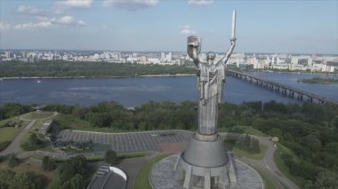 Bu video, Ukrayna 'nın başkenti Kyiv' in 8K çözünürlüğündeki Anavatan Anıtı 'nın hava manzarasını gösteriyor.