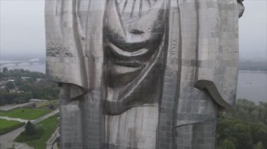 Bu video, Ukrayna 'nın başkenti Kyiv' in 8K çözünürlüğündeki Anavatan Anıtı 'nın hava manzarasını gösteriyor.