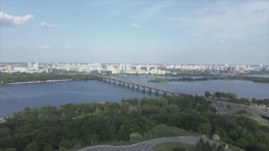 Bu video, Ukrayna 'nın başkenti Kyiv' in 8K çözünürlüğündeki Anavatan Anıtı 'nın hava manzarasını gösteriyor.