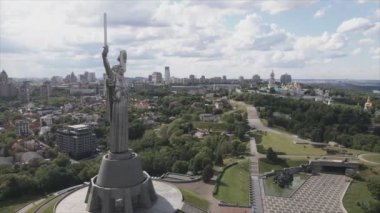 Bu video, Ukrayna 'nın başkenti Kyiv' in 8K çözünürlüğündeki Anavatan Anıtı 'nın hava manzarasını gösteriyor.