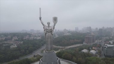 Bu video, Ukrayna 'nın başkenti Kyiv' in 8K çözünürlüğündeki Anavatan Anıtı 'nın hava manzarasını gösteriyor.