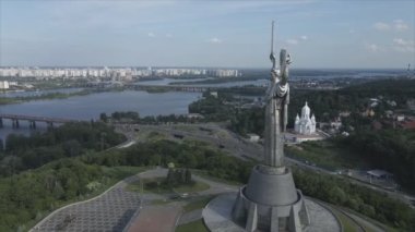 Bu video, Ukrayna 'nın başkenti Kyiv' in 8K çözünürlüğündeki Anavatan Anıtı 'nın hava manzarasını gösteriyor.