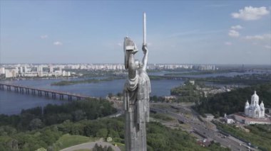 Bu video, Ukrayna 'nın başkenti Kyiv' in 8K çözünürlüğündeki Anavatan Anıtı 'nın hava manzarasını gösteriyor.
