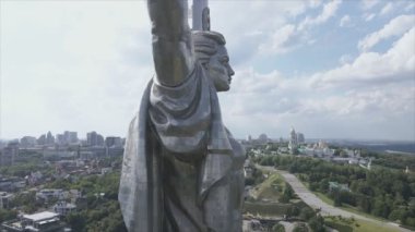 Bu video, Ukrayna 'nın başkenti Kyiv' in 8K çözünürlüğündeki Anavatan Anıtı 'nın hava manzarasını gösteriyor.