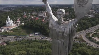 Bu video, Ukrayna 'nın başkenti Kyiv' in 8K çözünürlüğündeki Anavatan Anıtı 'nın hava manzarasını gösteriyor.