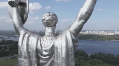 Bu video, Ukrayna 'nın başkenti Kyiv' in 8K çözünürlüğündeki Anavatan Anıtı 'nın hava manzarasını gösteriyor.
