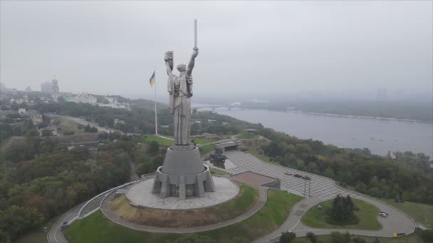 Stock Video Shows Aerial View Symbol Kyiv Ukraine Motherland Monument — Stok video