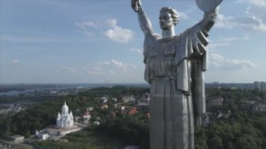 Bu video, Ukrayna 'nın başkenti Kyiv' in 8K çözünürlüğündeki Anavatan Anıtı 'nın hava manzarasını gösteriyor.