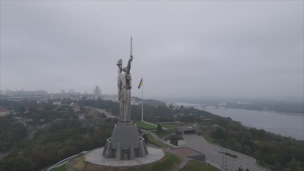 Stock Video Shows Aerial View Symbol Kyiv Ukraine Motherland Monument — Stockvideo