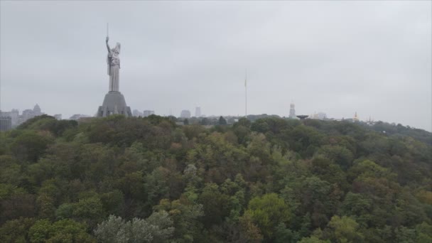 Stock Video Shows Aerial View Symbol Kyiv Ukraine Motherland Monument — стоковое видео