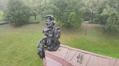 Bu stok görüntüler Babi Yar 'ın havadan görünüşünü gösteriyor - Ukrayna' nın Kyiv şehrinde 8K çözünürlüğünde Yahudilerin toplu katliamı