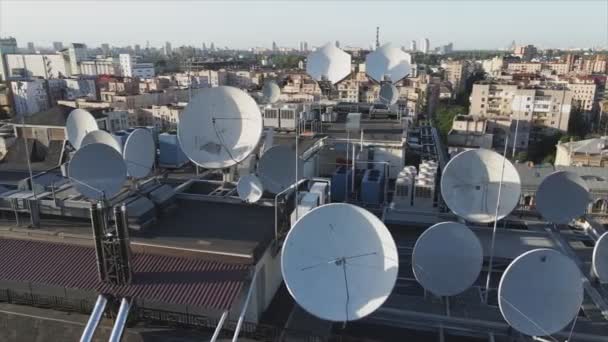 Stock Video Shows Aerial View Circular Antenna Roof Building Resolution — Video