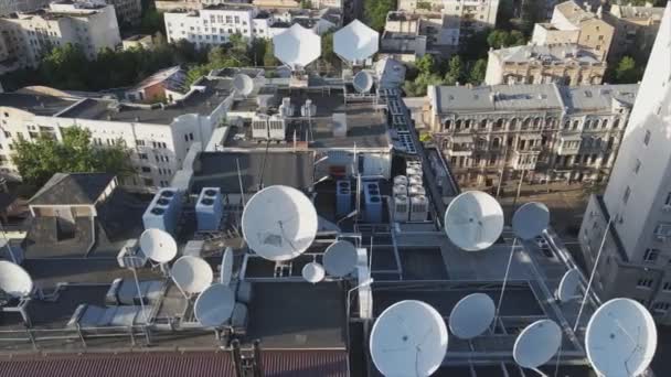 Stock Video Shows Aerial View Circular Antenna Roof Building Resolution — Vídeos de Stock