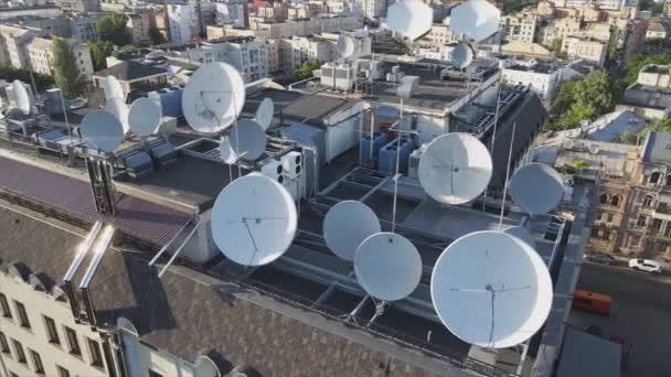 Stock Video Shows Aerial View Circular Antenna Roof Building Resolution — Wideo stockowe