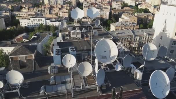 Stock Video Shows Aerial View Circular Antenna Roof Building Resolution — Vídeo de stock