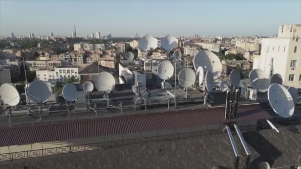 Stock Video Shows Aerial View Circular Antenna Roof Building Resolution — Stok video