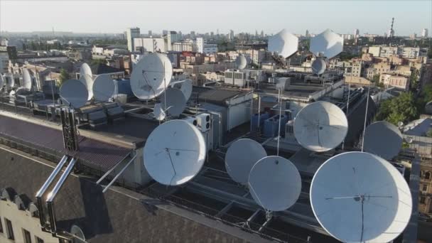 Stock Video Shows Aerial View Circular Antenna Roof Building Resolution — Vídeo de Stock
