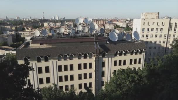 Stock Video Shows Aerial View Circular Antenna Roof Building Resolution — 비디오