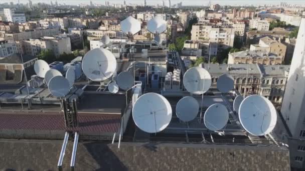 Stock Video Shows Aerial View Circular Antenna Roof Building Resolution — Wideo stockowe