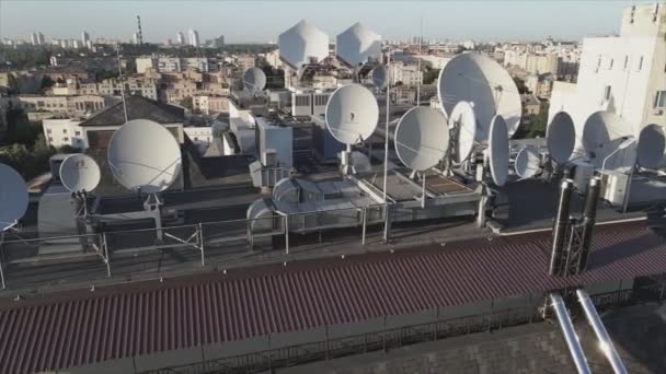 Stock Video Shows Aerial View Circular Antenna Roof Building Resolution — Stockvideo