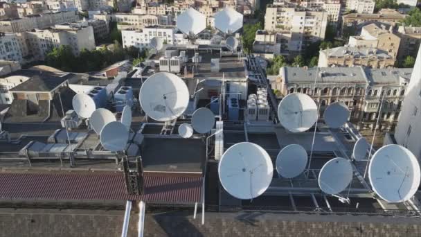 Stock Video Shows Aerial View Circular Antenna Roof Building Resolution — Vídeo de Stock