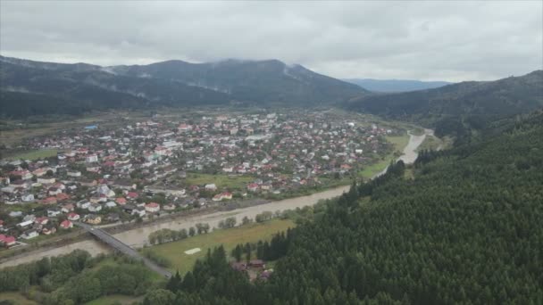Stock Footage Shows Aerial View Small Village Forest Carpathians Ukraine — Vídeo de stock