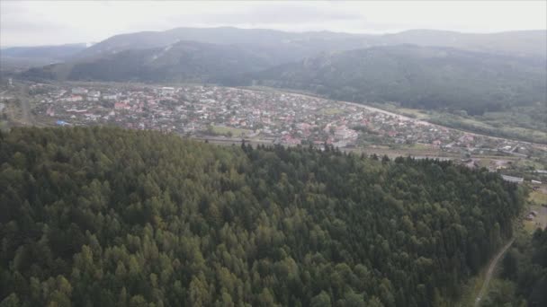 Stock Footage Shows Aerial View Small Village Forest Carpathians Ukraine — Vídeos de Stock