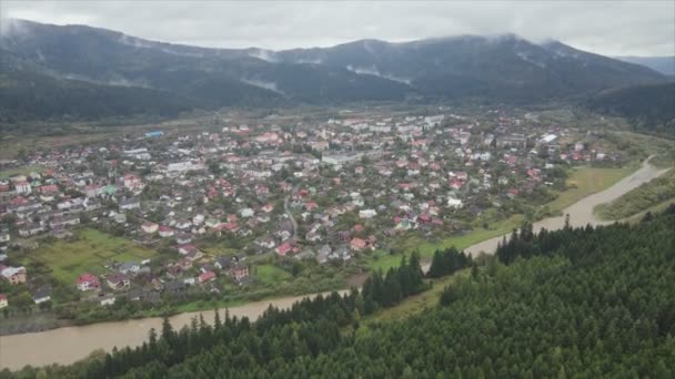 Stock Footage Shows Aerial View Small Village Forest Carpathians Ukraine — Video Stock