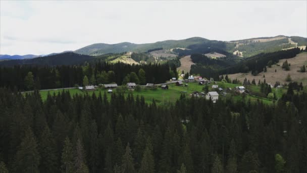 Stock Footage Shows Aerial View Small Village Forest Carpathians Ukraine — Vídeos de Stock