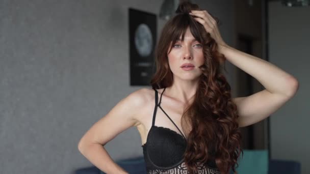 Αυτό Απόθεμα Βίντεο Δείχνει Μια Όμορφη Γυναίκα Σέξι Εσώρουχα Αργή — Αρχείο Βίντεο