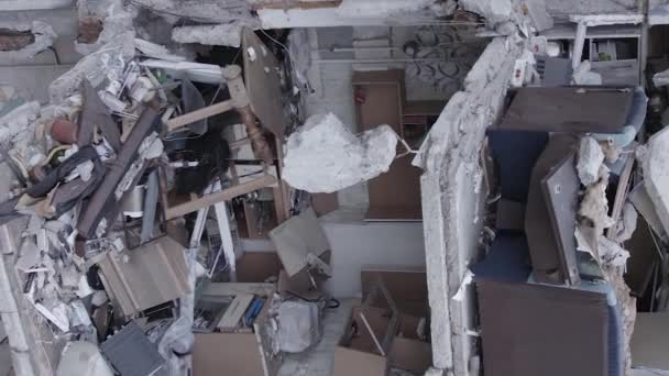 Видео Показаны Последствия Войны Украине Разрушенный Жилой Дом Бородянке Серый — стоковое видео