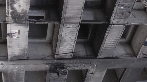 Stock Vertical Video Shows Aftermath War Ukraine Destroyed Residential Building — Stockvideo