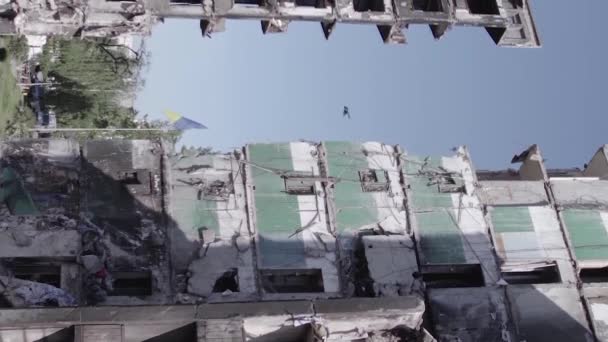 Stock Vertical Video Shows Aftermath War Ukraine Destroyed Residential Building — Vídeo de stock