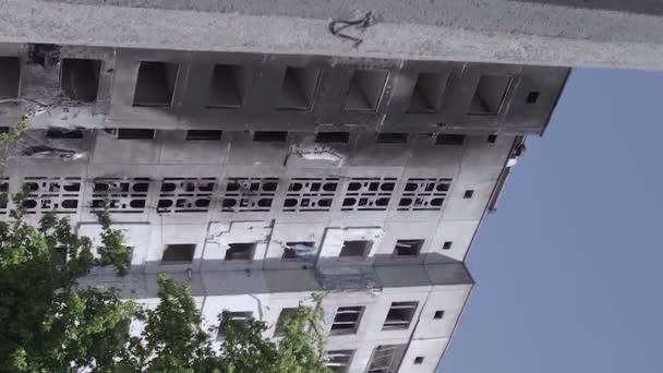 Stock Vertical Video Shows Aftermath War Ukraine Destroyed Residential Building — Vídeos de Stock