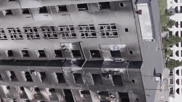 Stock Vertical Video Shows Aftermath War Ukraine Destroyed Residential Building — Stockvideo