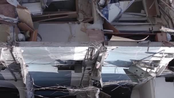 Stock Vertical Video Shows Aftermath War Ukraine Destroyed Residential Building — Vídeo de stock