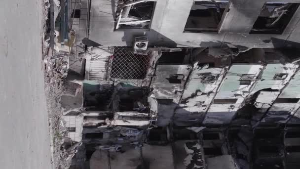 Видео Показаны Последствия Войны Украине Разрушенный Жилой Дом Бородянке Серый — стоковое видео