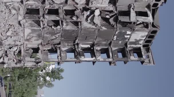 Stock Vertical Video Shows Aftermath War Ukraine Destroyed Residential Building — 图库视频影像