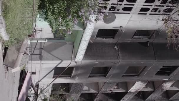 Stock Vertical Video Shows Aftermath War Ukraine Destroyed Residential Building — Vídeos de Stock