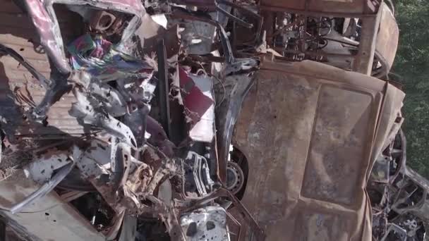 Видео Запечатлена Свалка Расстрелянных Сожженных Автомобилей Ирпене — стоковое видео