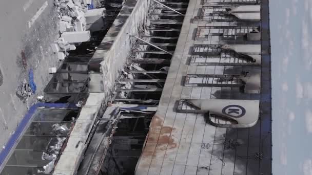 Stock Vertical Video Shows Destroyed Building Shopping Center Bucha War — Vídeo de Stock