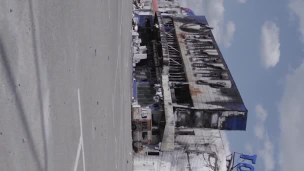 Stock Vertical Video Shows Destroyed Building Shopping Center Bucha War — Vídeos de Stock