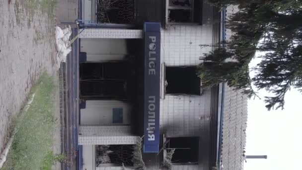 Stock Vertical Video Shows Aftermath War Ukraine Destroyed Burned Building — Vídeo de stock