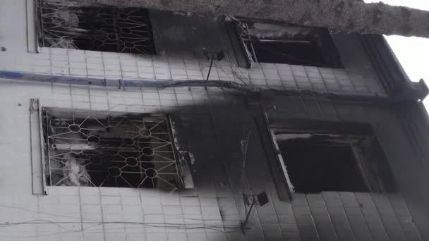 Stock Vertical Video Shows Aftermath War Ukraine Destroyed Burned Building — Vídeos de Stock