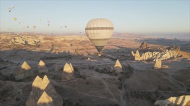 Bu stok görüntüler Türkiye 'nin Kapadokya kentindeki gökyüzündeki balonların 8K çözünürlükteki görüntülerini gösteriyor.